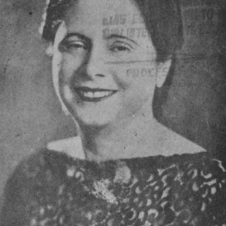 Amira de la Rosa, seudónimo de Amira Arrieta McGregor, adalid de la construcción del Teatro Municipal, autora de la letra del Himno de Barranquilla y a cuya memoria se bautizó el Teatro con su nombre en 1974.