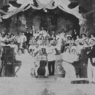 Concierto para conmemorar el Centenario de la Independencia de Colombia organizado por el Centro Artístico y ofrecido en el Teatro Municipal el 20 de julio de 1910. Orquesta dirigida por don Andres Fortich.