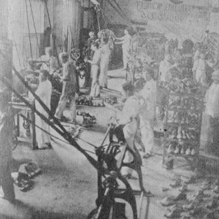 Interior de la Fabrica Italiana de Calzado ubicada en la Calle de las Vacas. 1921.