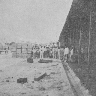 Obreros laborando en las bodegas de la Administración de la Aduana, 1921.