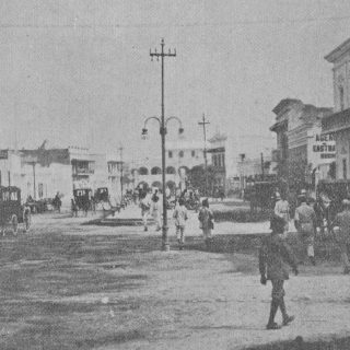 Ciudadanos caminan por el Paseo Colón en el Centro de Barranquilla 1921.