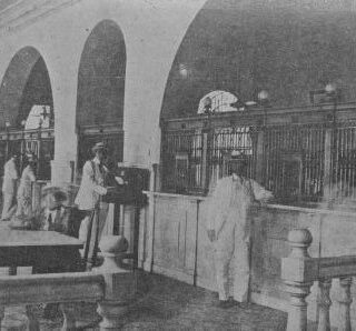 Usuarios del Banco de Crédito Mercantil en el interior de la entidad bancaria. 1921
