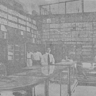 Interior del conocido almacén de zapatos y camisas La Fama. 1921. Callejón Progreso con Calle Caldas.