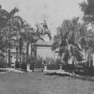 Plaza de Bolívar (San Nicolás) con la estatua ecuestre del Libertador Simón Bolívar. 1928